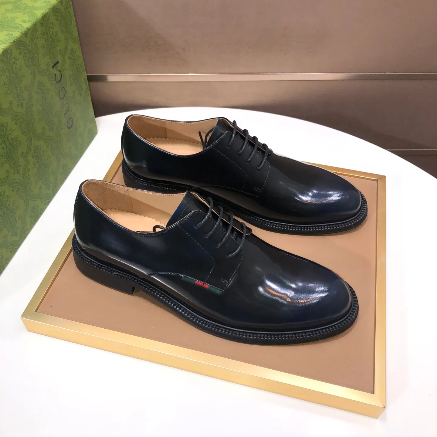 Factory batch 500💰Italy’s top luxury men’s shoe giant (GUCCI) (Gucci) (full cowhide lining) new arrival🍃Original European style🔰 Pleasant to the eye😍In order to make the shoes more durable and non-deformable🌀The production continues to follow traditional methods but there is still no lack of innovation💪The original sheepskin is selected for the leather♻️Smooth, natural and extra bright⭐Made of imported cowhide The rich man’s first choice 38-45 (45 customized)